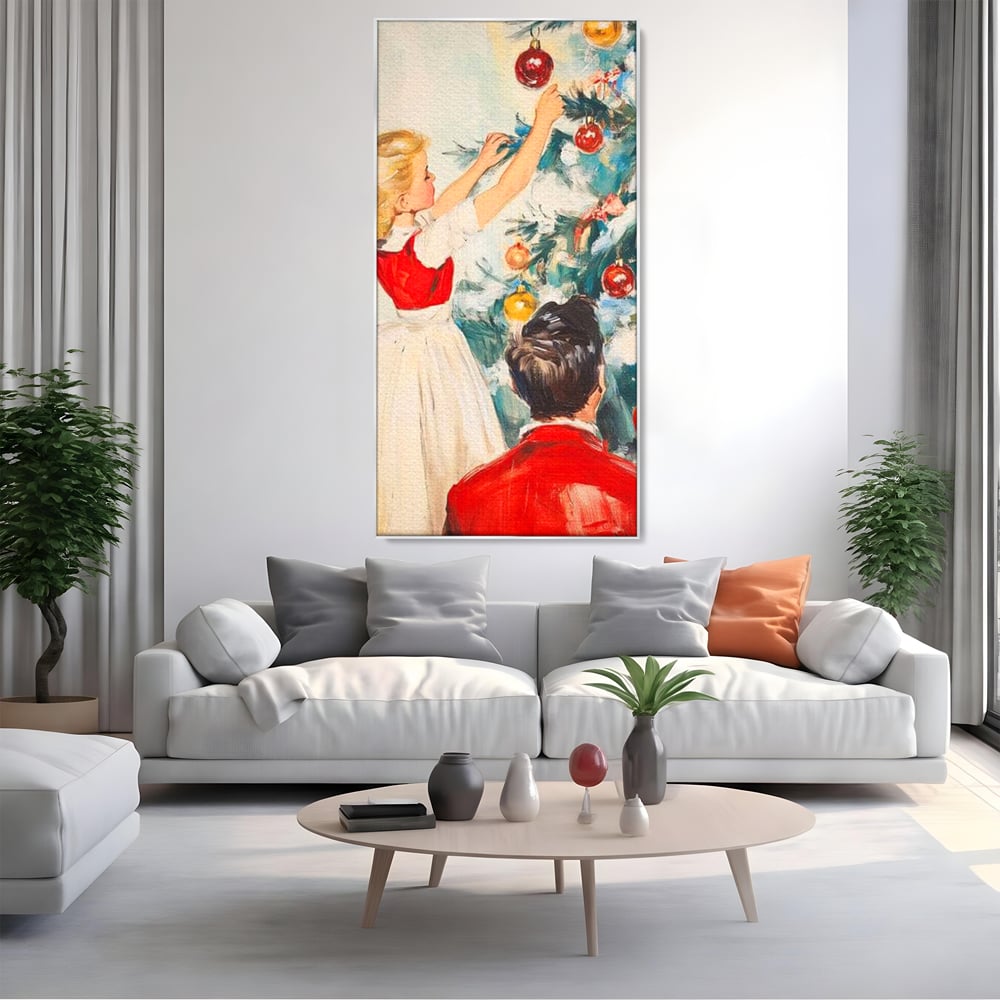 Tablou canvas cu pictura cu fetita impodobind bradul, in rama de aluminiu argintiu, pe perete intr-un living